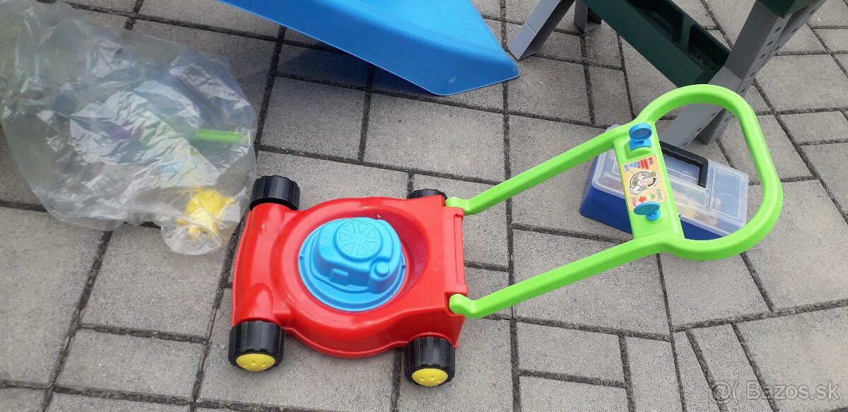 zachovale plastove hracky + stolicku - 2