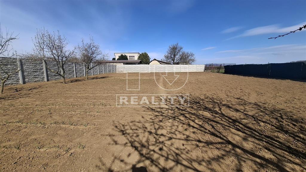 Na predaj pozemok v obci Čab - 820m2 - 2