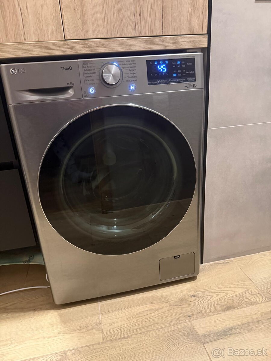 Úzka spredu plnená práčka LG strieborná - 2