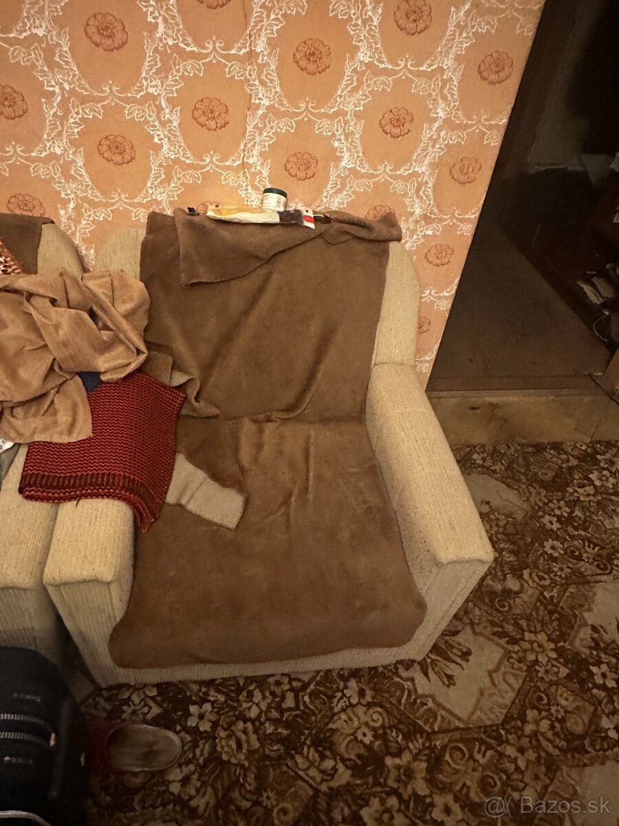 Darujeme sedaciu supravu+stolík + luster+ koberec - 2