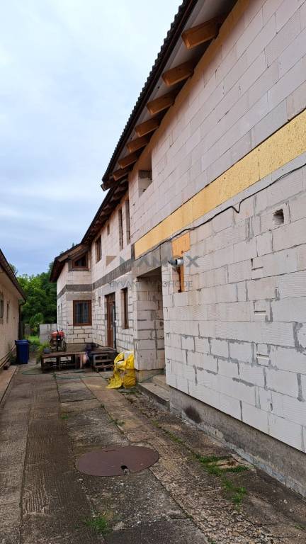 Rozostavaná bytová budova/podnikateľský objekt na predaj v N - 2