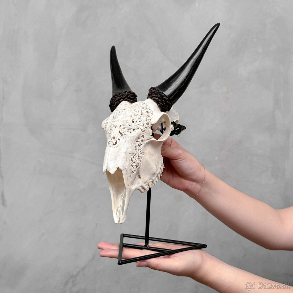 Autentická biela vyrezávaná lebka kozy - motív veľký lotos - 2