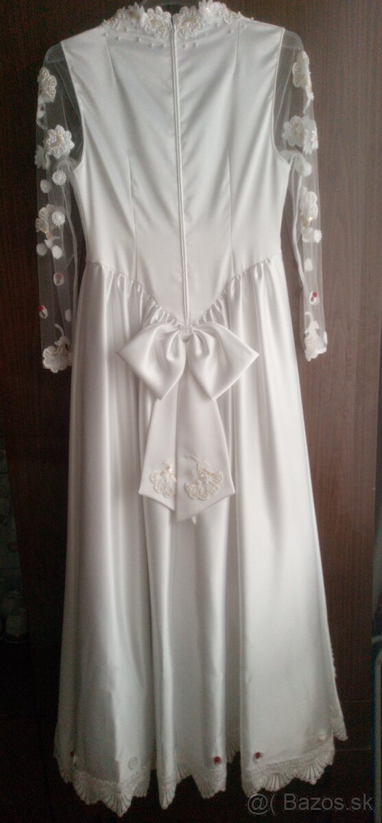 Svadobné šaty s červenými kvietkami - 2