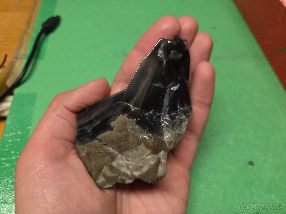 Vulkanický Achát - UV aktívny - 2