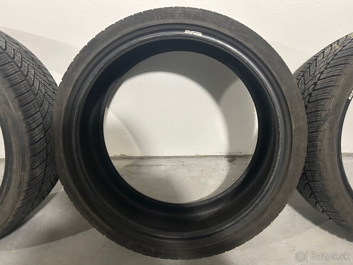 GoodYear UltraGrip + 245/30 R20 95W - 2
