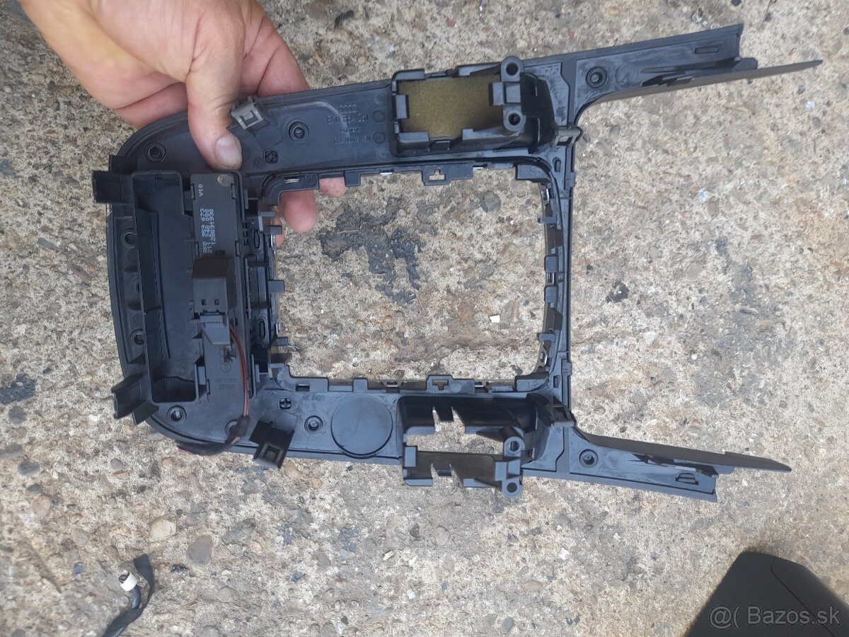 Audi a4 B8 stredovy panel - 2