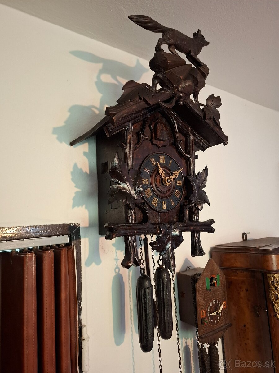 Predám funkčné starožitné kukučkové hodiny s líškou drevorez - 2