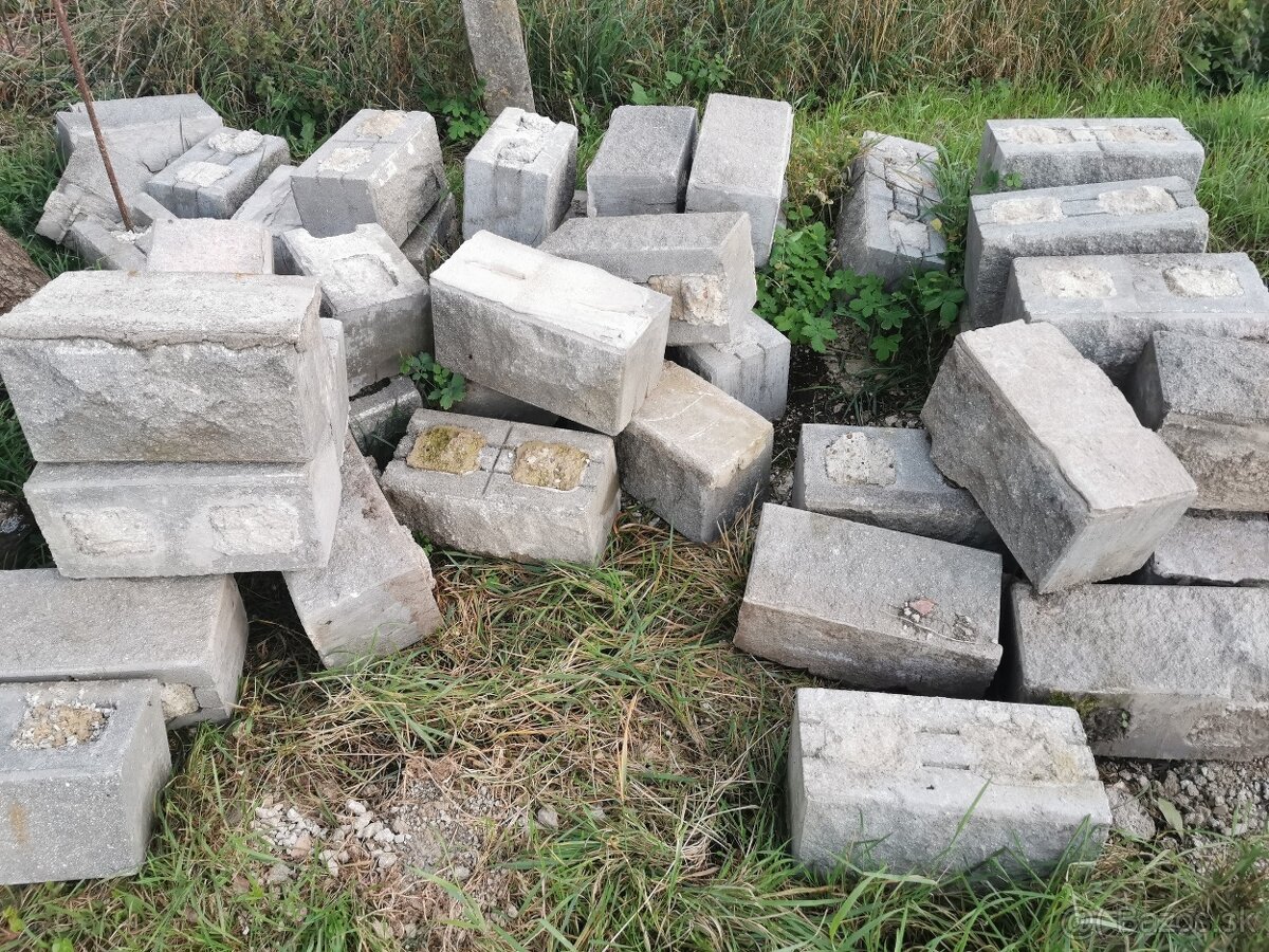 Plotové tvárnice a čiapky - 2