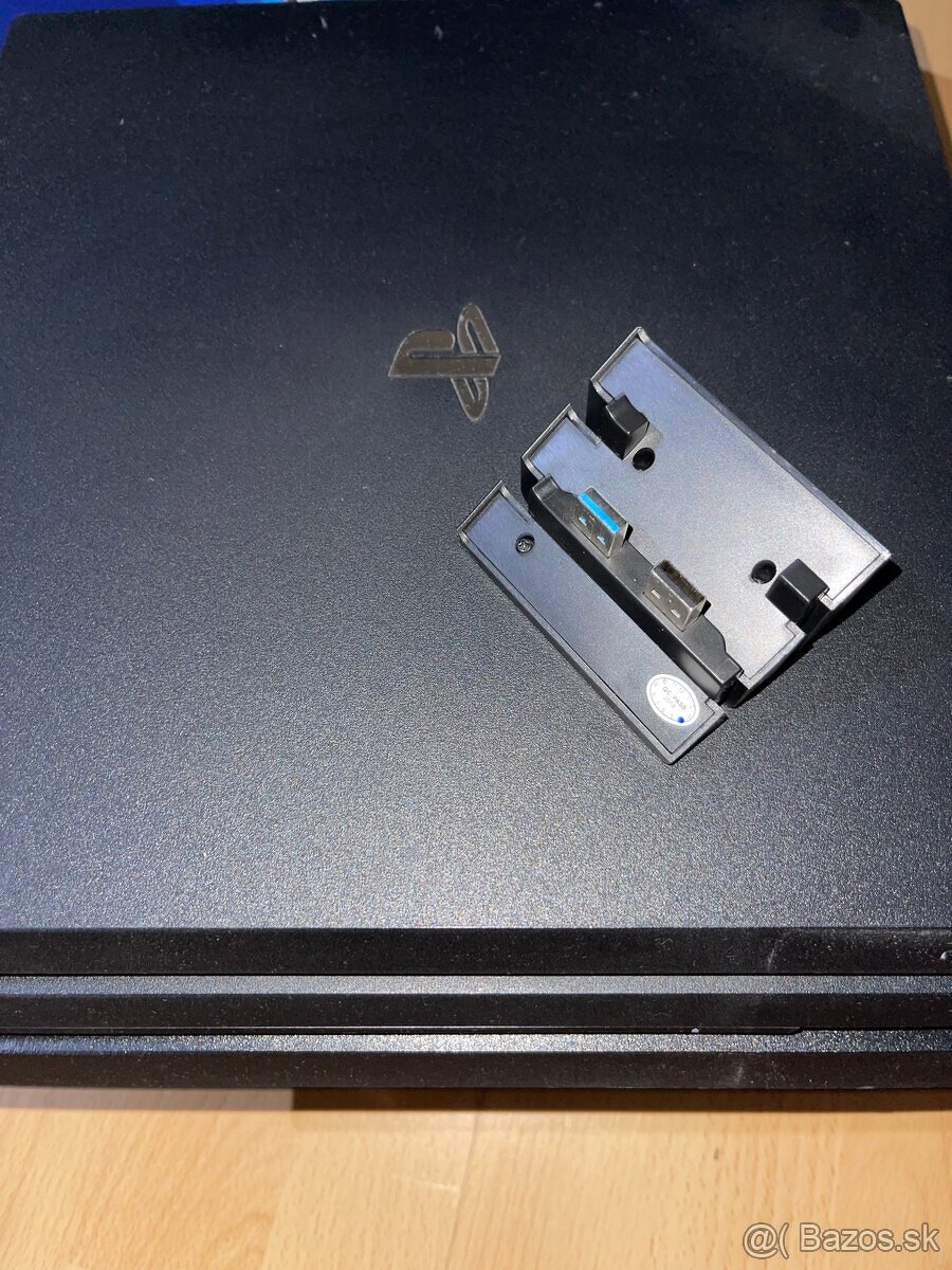 PlayStation 4 pro 1TB + 2 ovládači - 2