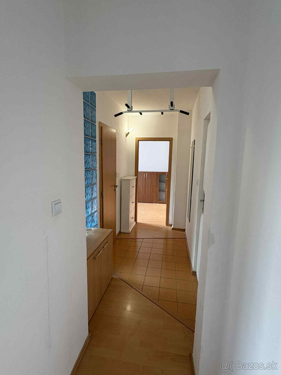 Kalvária - slnečný priestranný byt s loggiou, voľný ihneď - 2