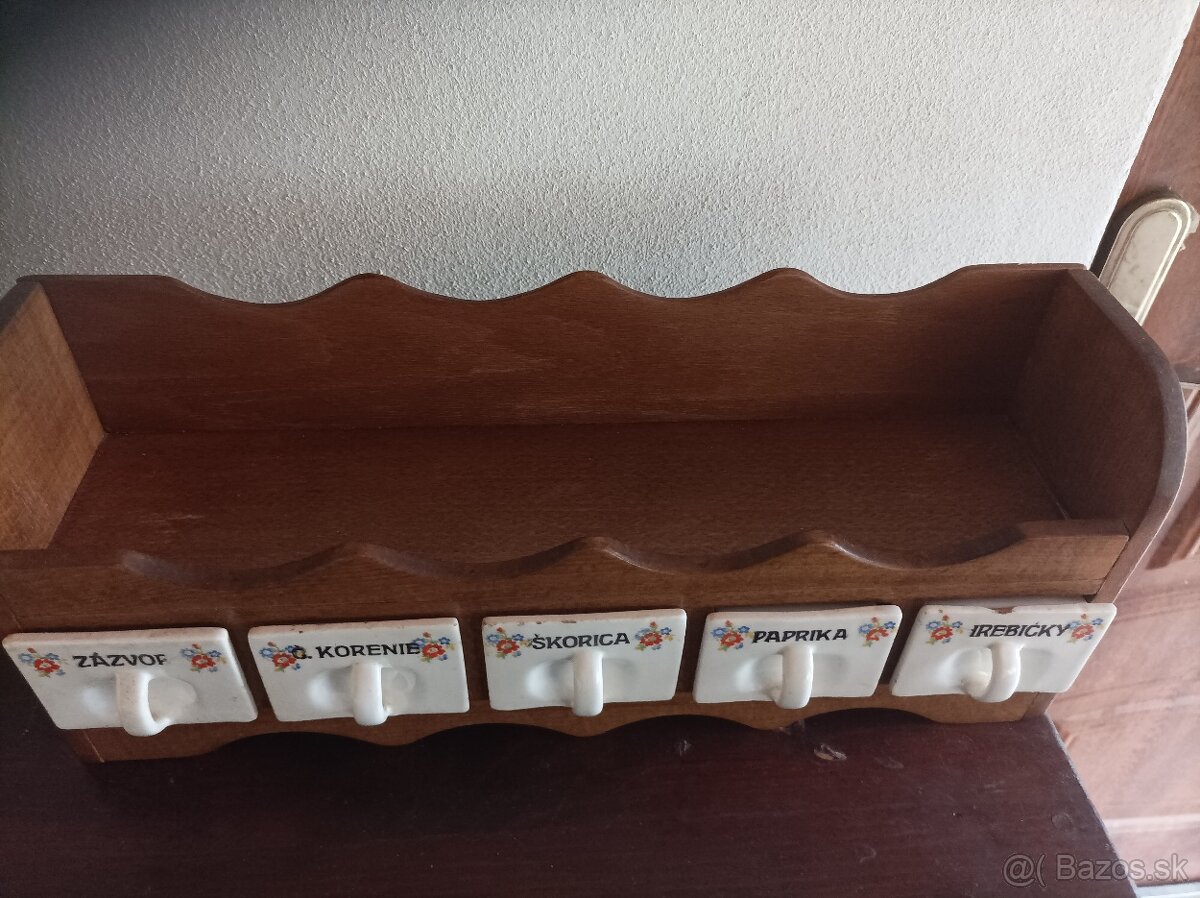 Starožitné koreničky v drevenej poličke - 2