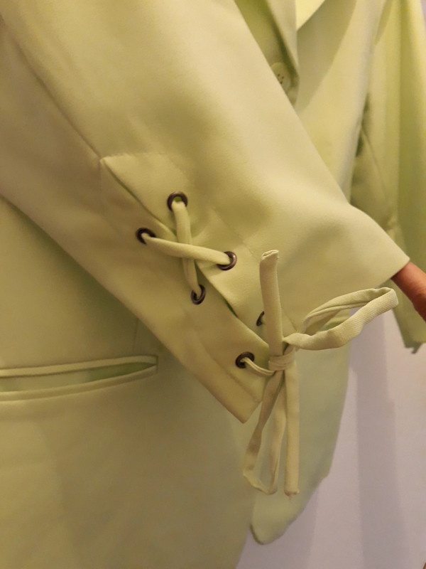 suknovy kostym zlto-zelenej farby - 2