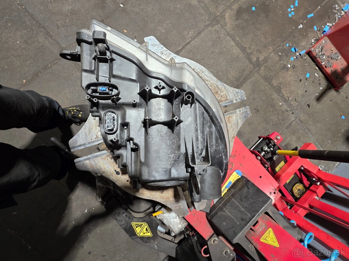 SVETLO SUPERB 2 PRED FACELIFT - 2