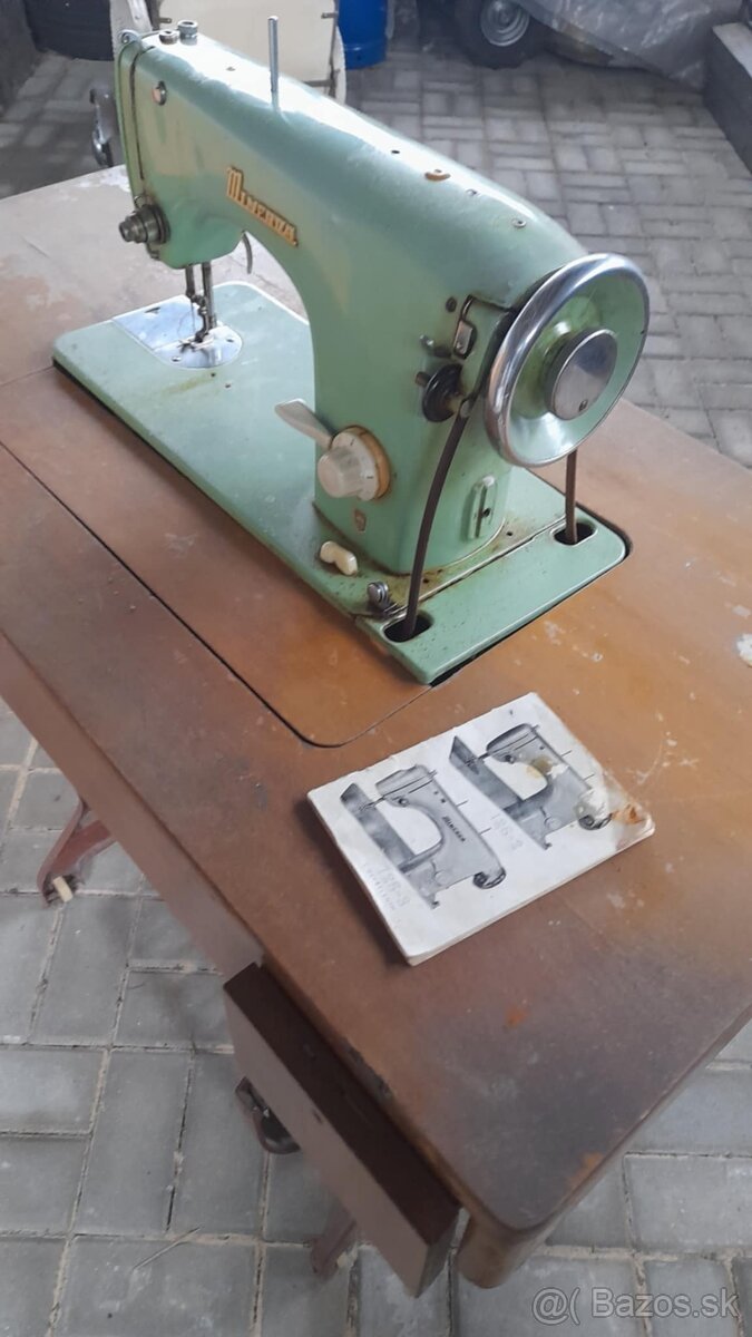 Starý šijaci stroj - 2