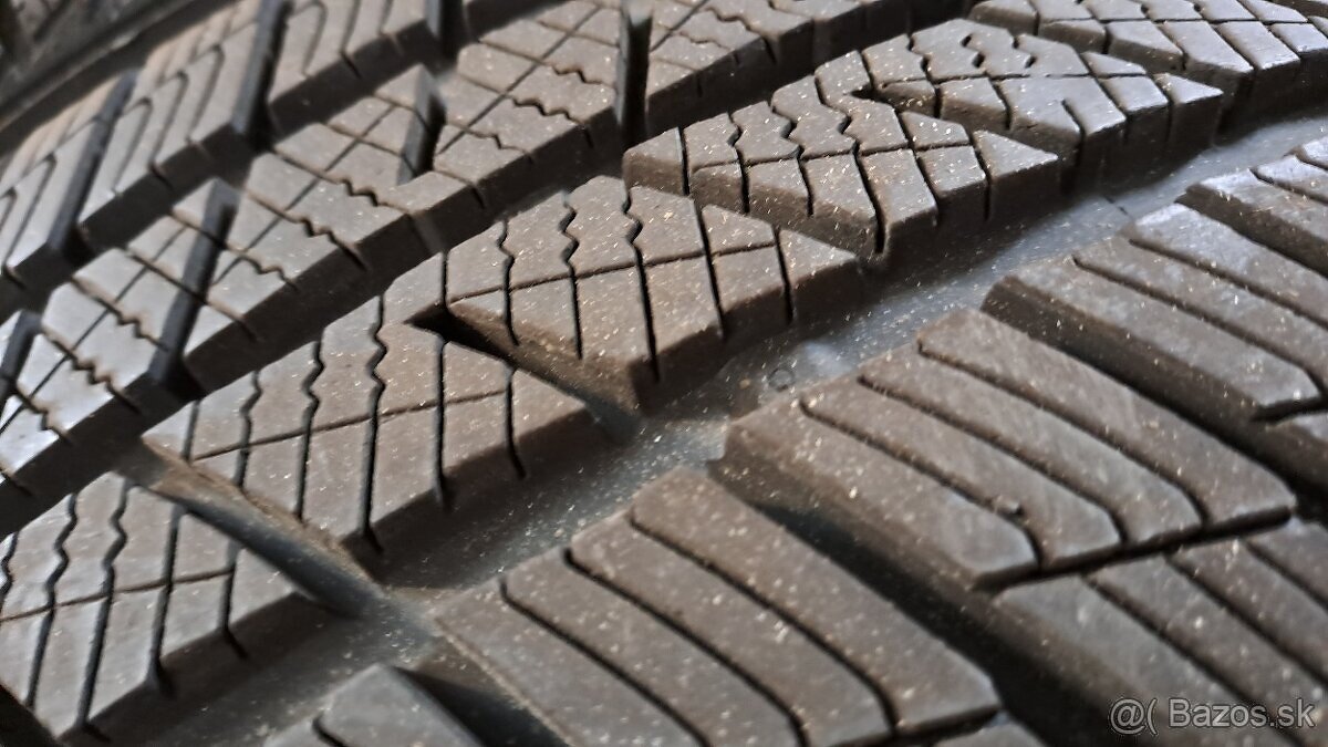 Predám 1ks pekná zimná 235/45r18-98V Barum Polaris5 - 2