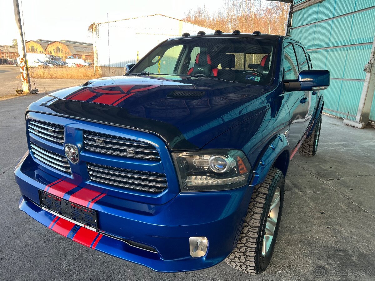 DODGE RAM 5.7 HEMI 4X4 model roku 2015