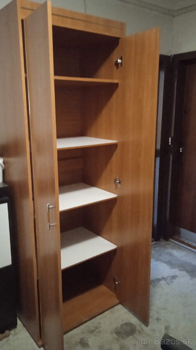 Darujem za odvoz skriňu - 2