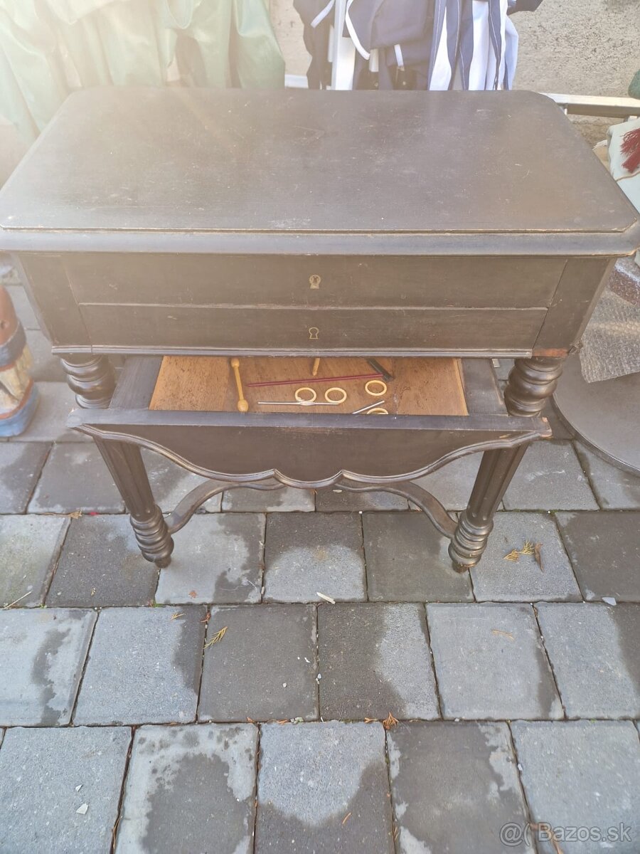 Predám starožitný šijací stolík v historiznom štýle - 2