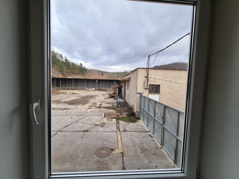 Kancelársky a skladový areál na okraji mesta. - 2