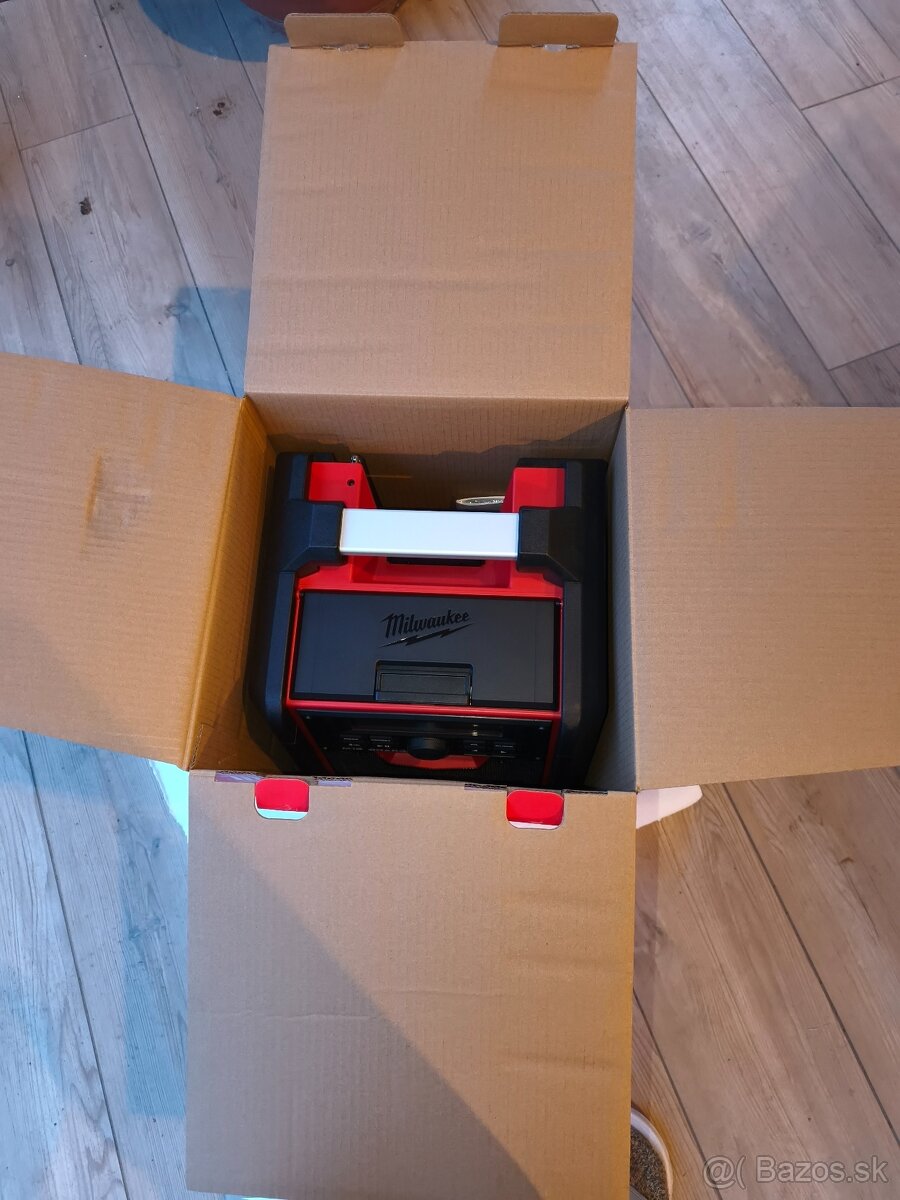 MILWAUKEE M18™ Bluetooth® Rádio / nabíjačka - 2