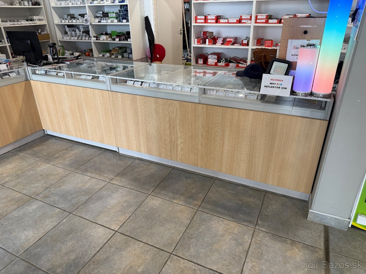 Presklené regály, vitríny - 2