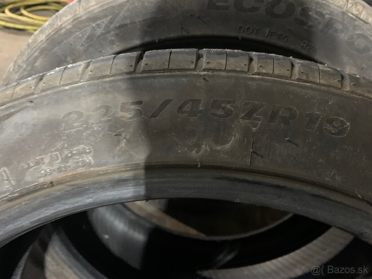 225/45 R19 - 2