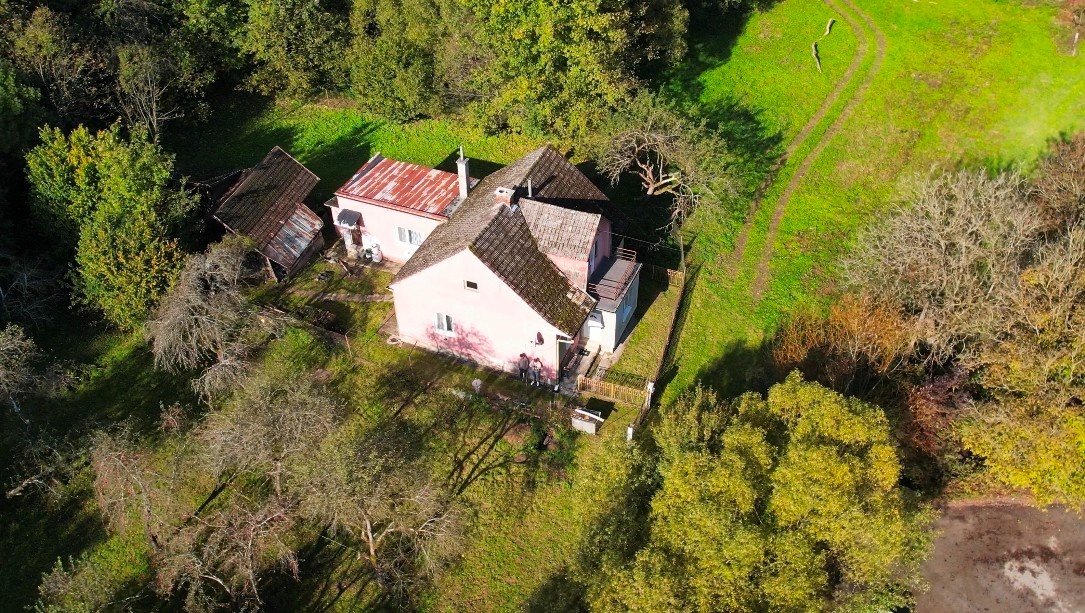 REZERVOVANÉ - RODINNÝ DOM S VEĽKÝM POZEMKOM V OBCI BELUŠA - 2