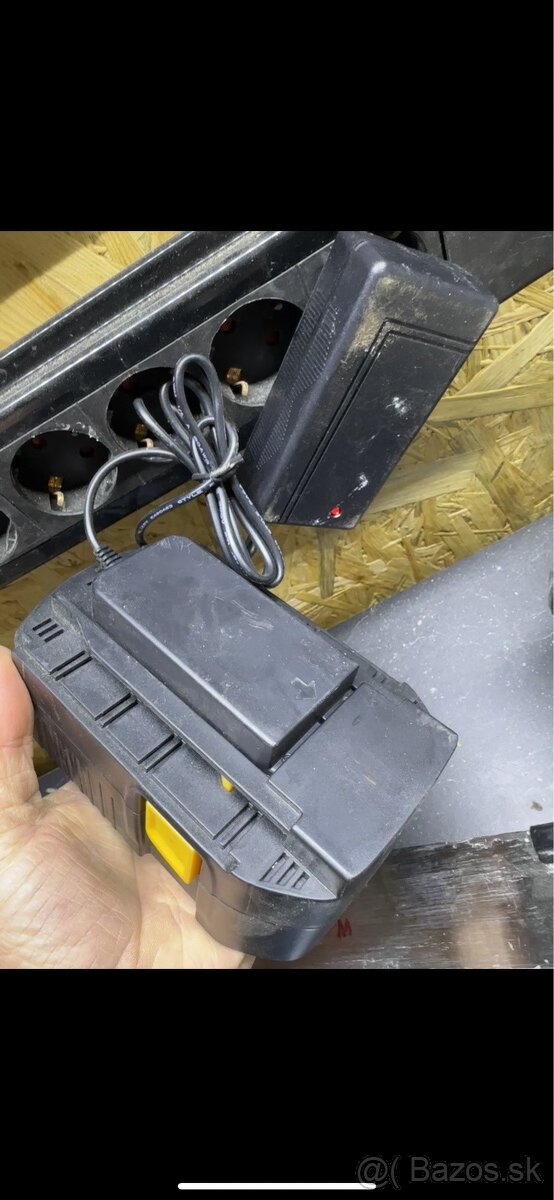 náhradná hilti batéria aj s nabyjackou - 2