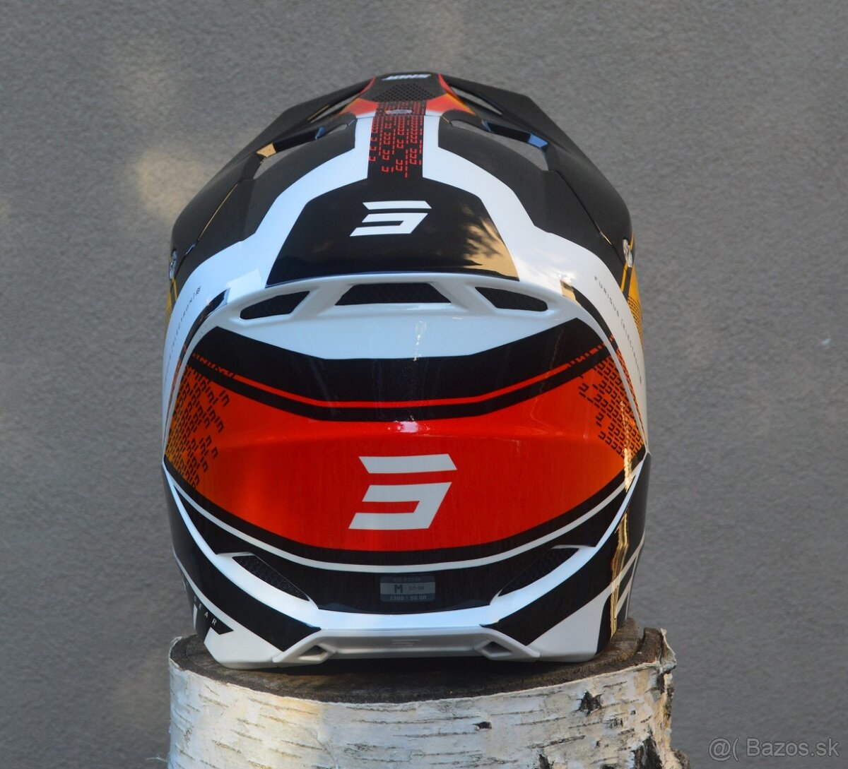 oranžovo červená helma prilba okuliare shot - 2