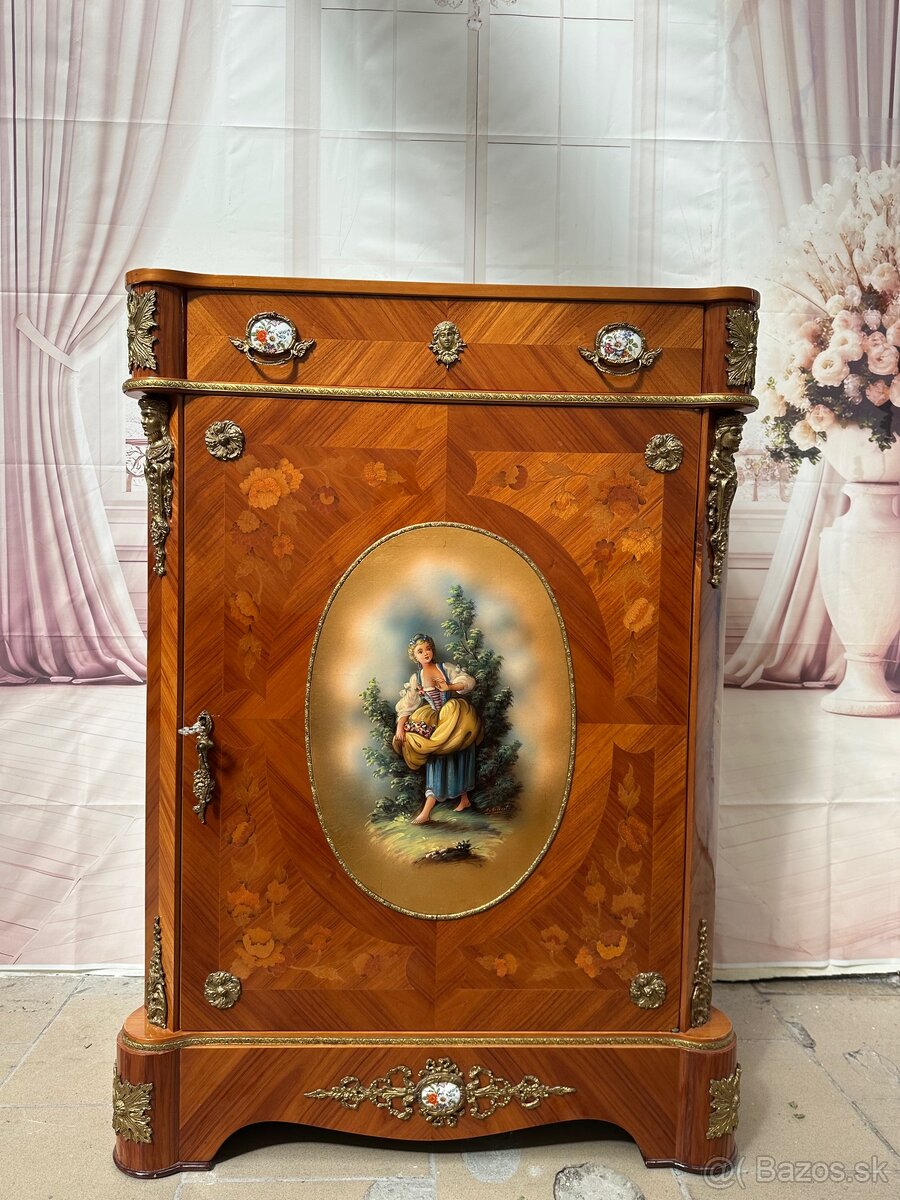 Komoda s bohatým zdobením - 2