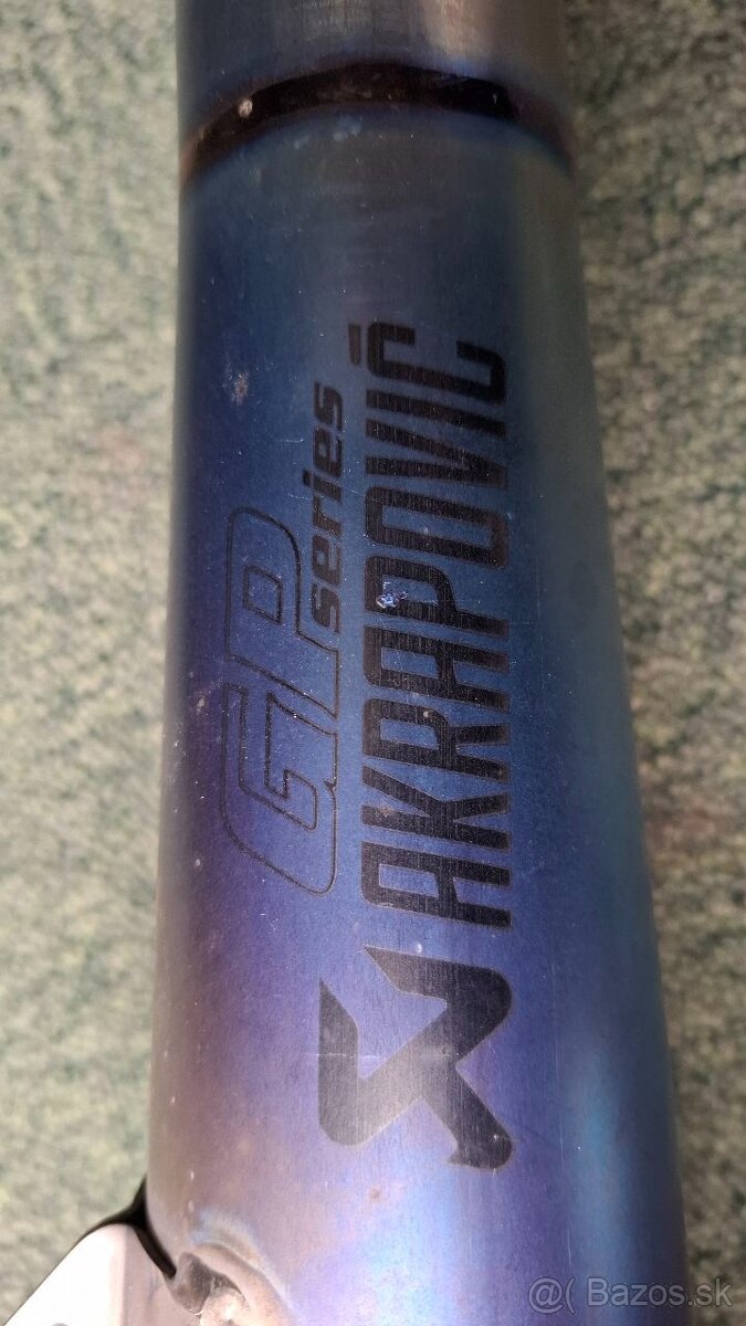 tlmič výfuku Akrapovič - 2