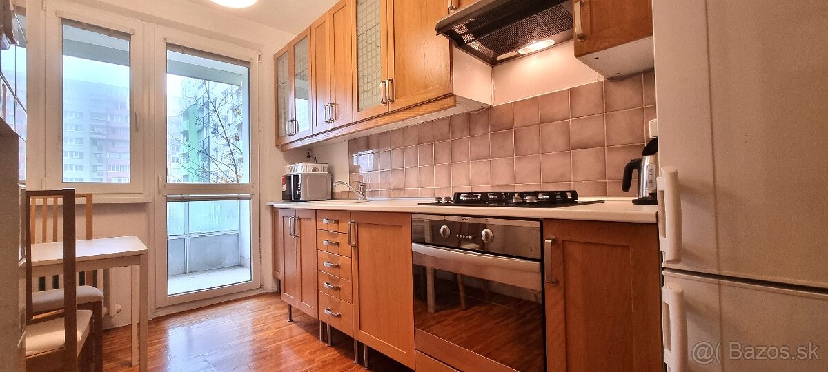 ČISTÝ 3i. BYT S NOVOU SEDAČKOU, POSTEĽAMI A KOBERCOM / BA IV - 2