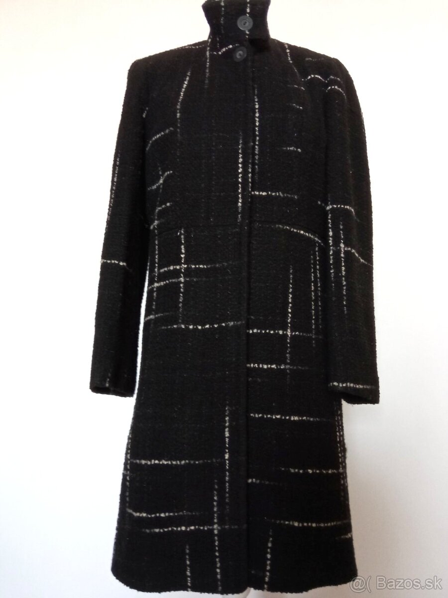 Čierny kabát s bielymi prúžkami - 2