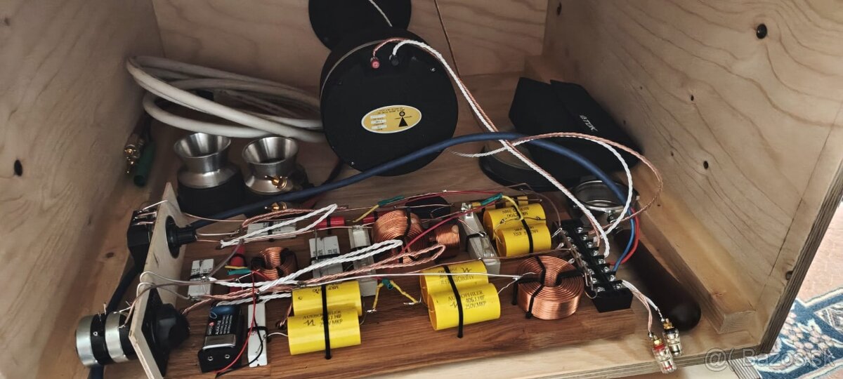 Predám robené reproduktory osadené JBL - 2