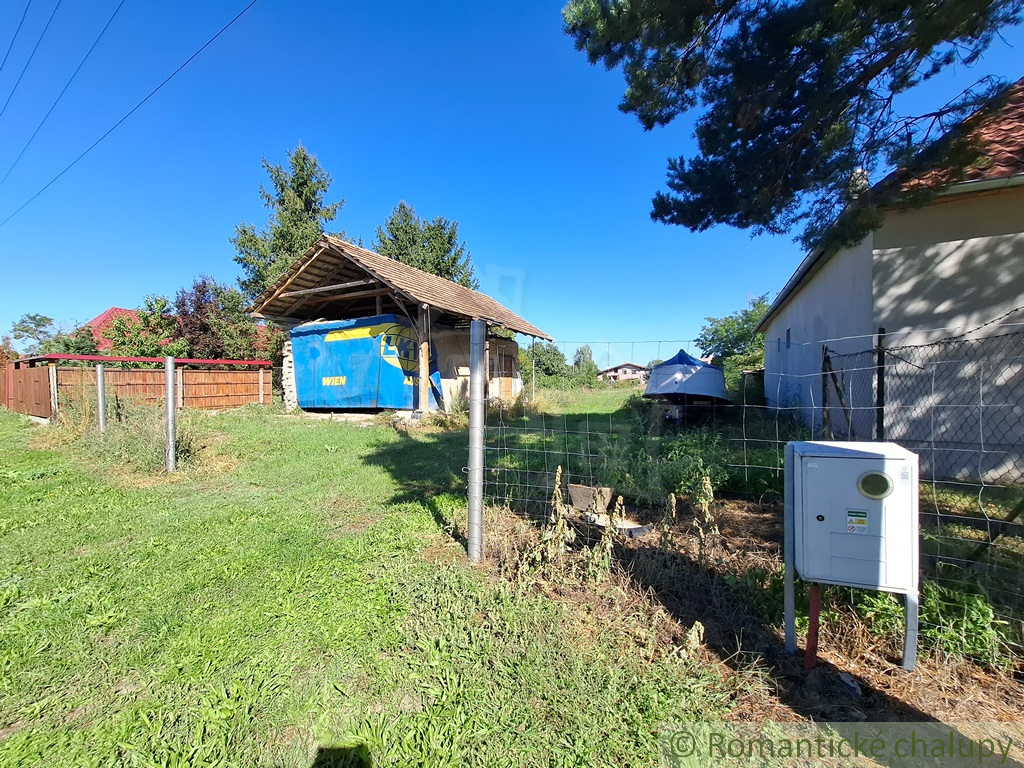 Pozemok so starým domom a inžinierskymi sieťami v obci Kra - 2