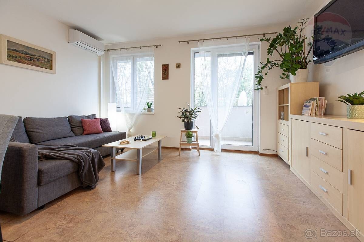 2-izbový byt s dvomi balkónmi, parkovaním a pivnicou – Kapln - 2