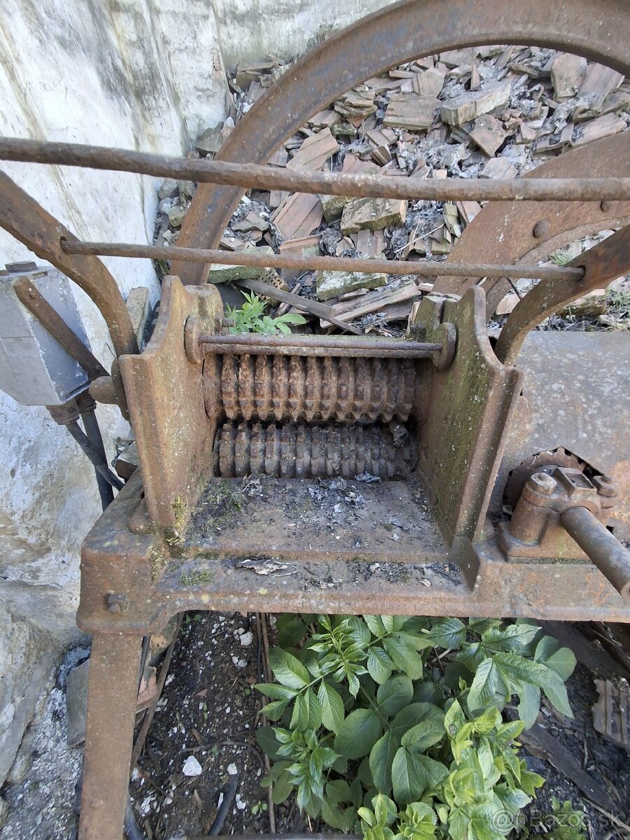 Lisovací stroj – dekorácia do záhrady 🌿🛠️ - 2