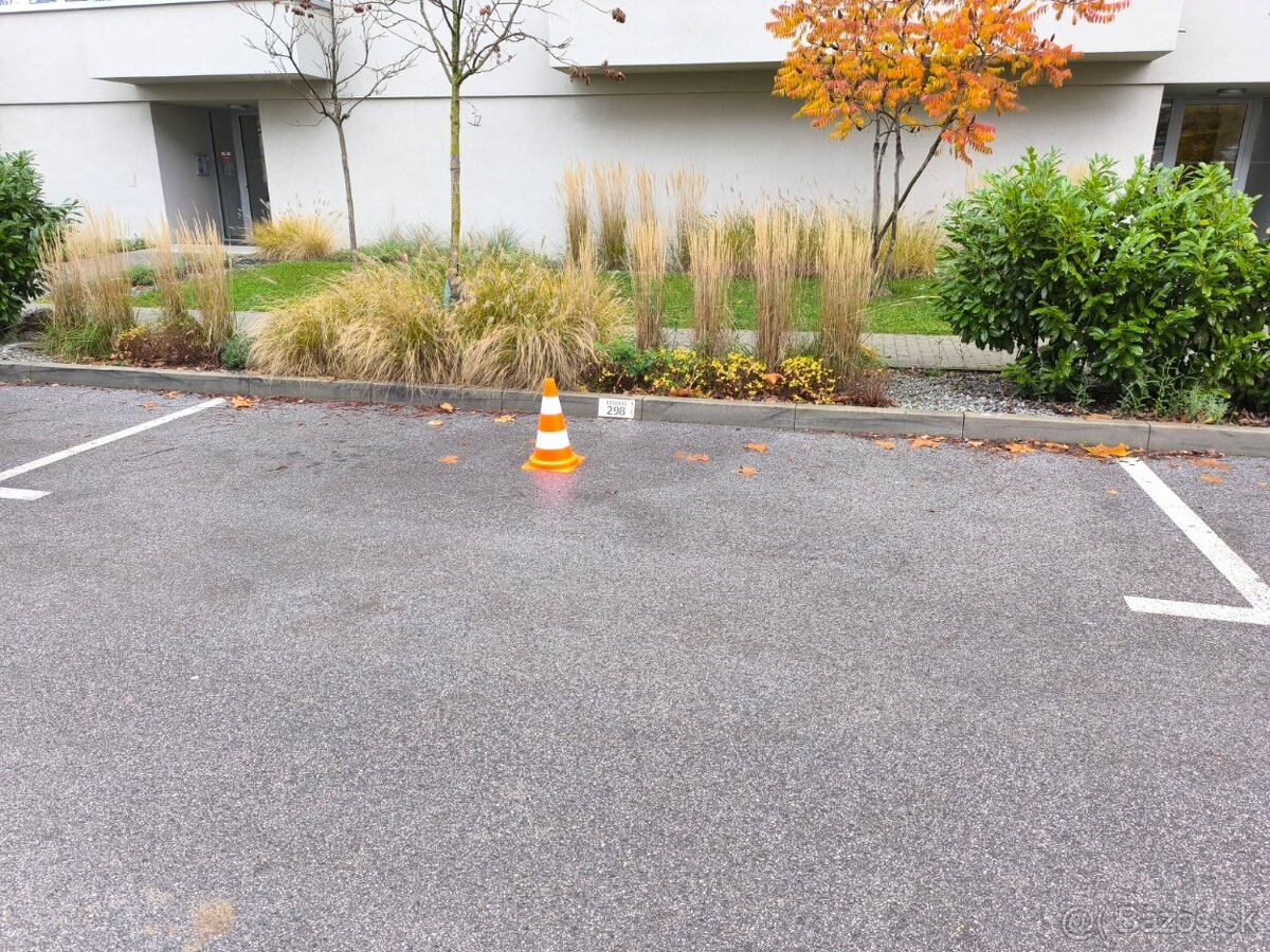 Parkovacie miesto - Vlčince, ul. Pražská - 2