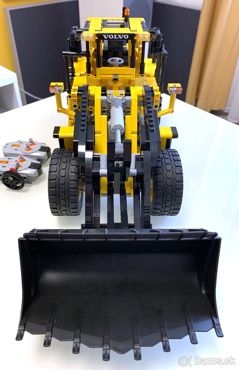 LEGO 42030 Volvo L350F Wheel Loader (2014) - 2