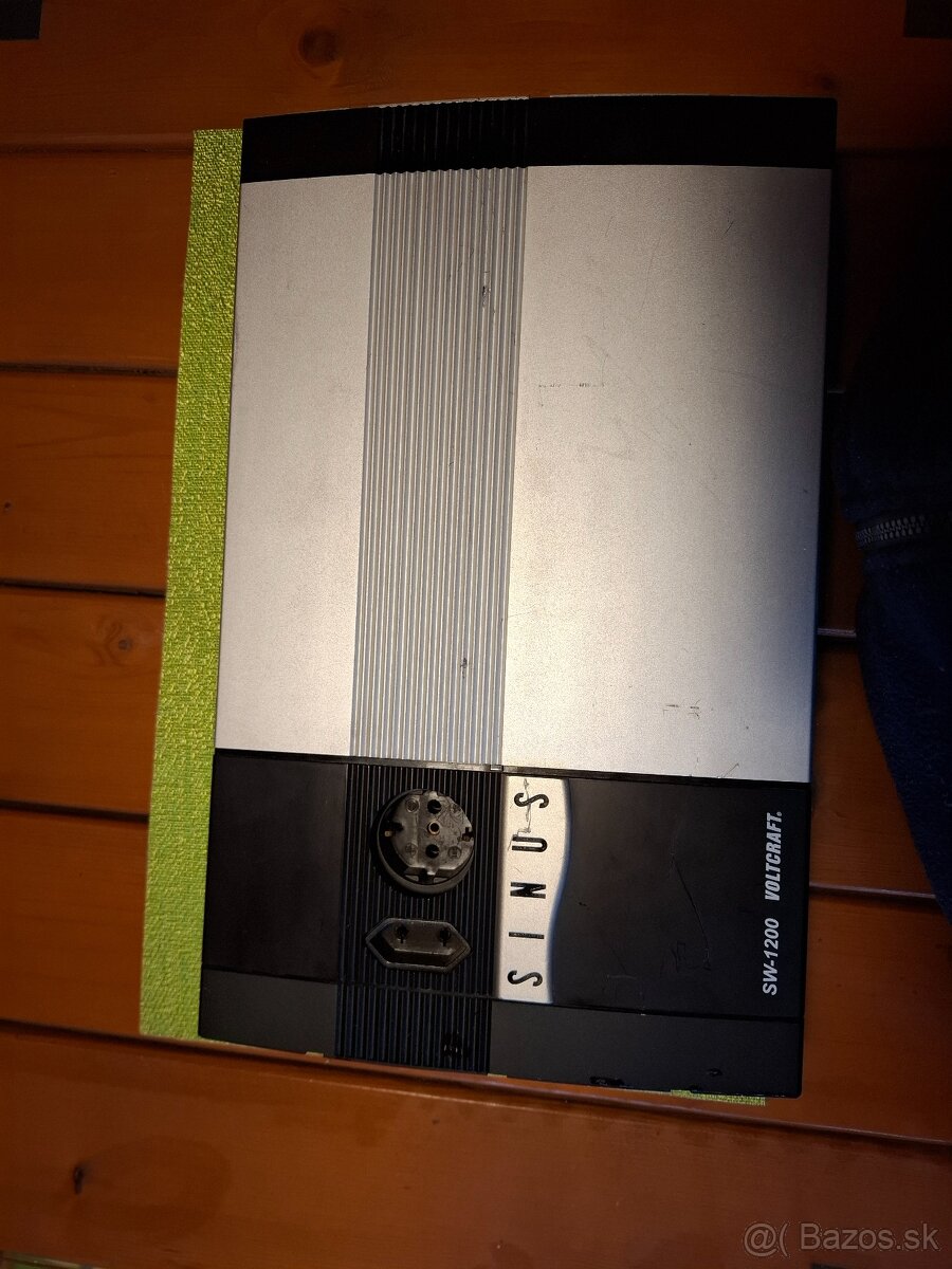 Menič napätia 12V /230V - 2