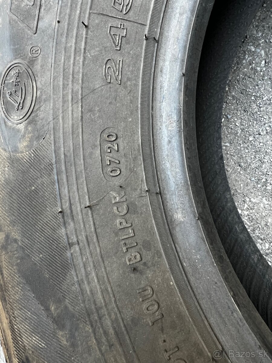 Pneu 245/70 R16 - 2