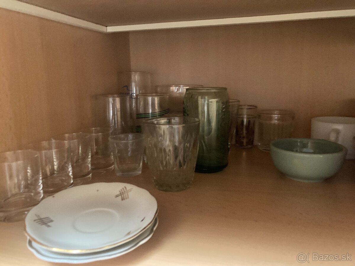 Darujem za odvoz zaváraninové poháre, taniere, šálky, poháre - 2
