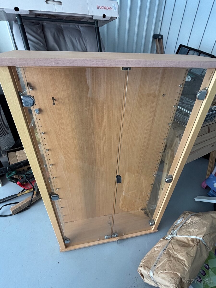 Predám vitrínu zo sklenenými poličkámy - 2