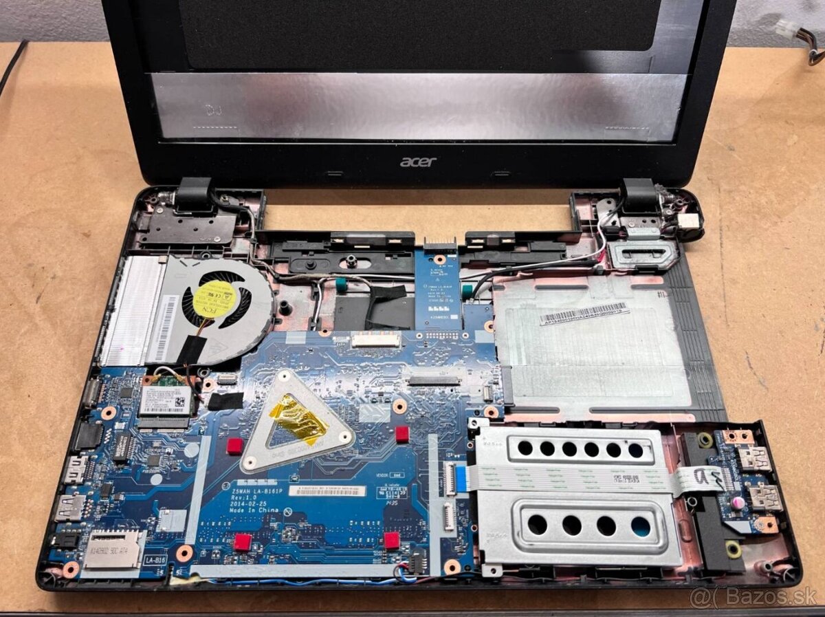 Predám pokazený notebook na náhradné diely zn.Acer E5-571 - 2