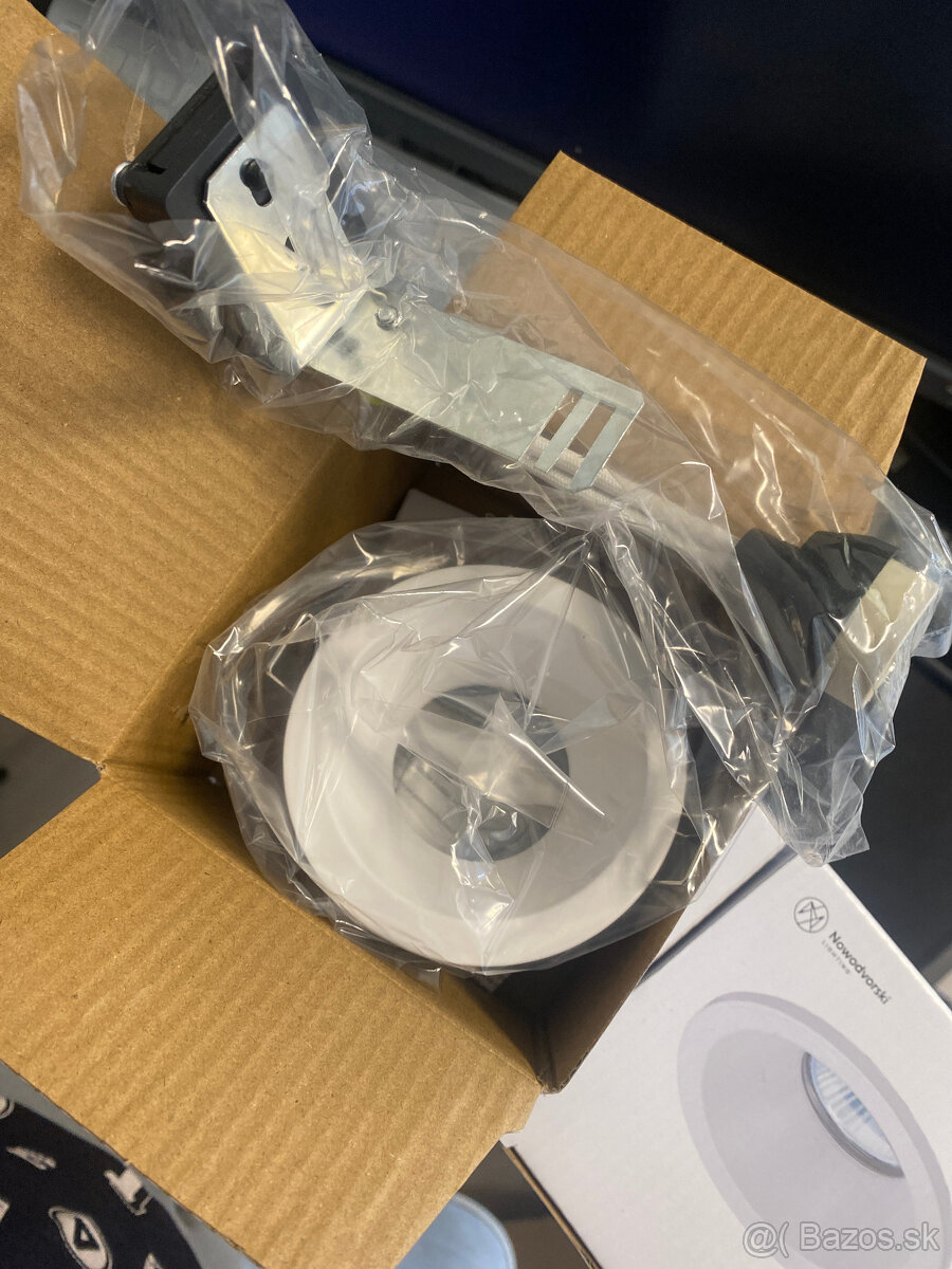 Predám bodovky zapustené CHARLIE WHITE 8366 - 2