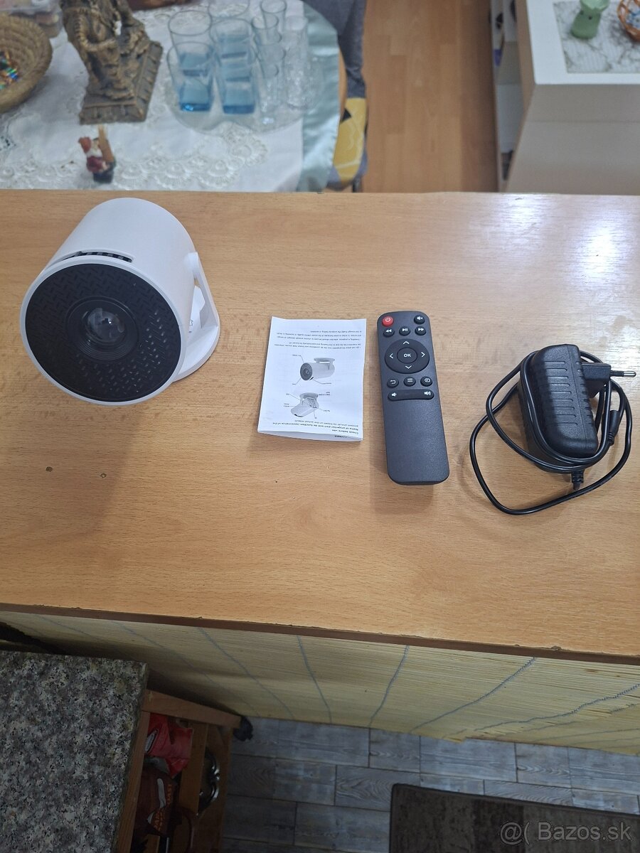 Vreckovy miniprojektor Movicast cable - 2