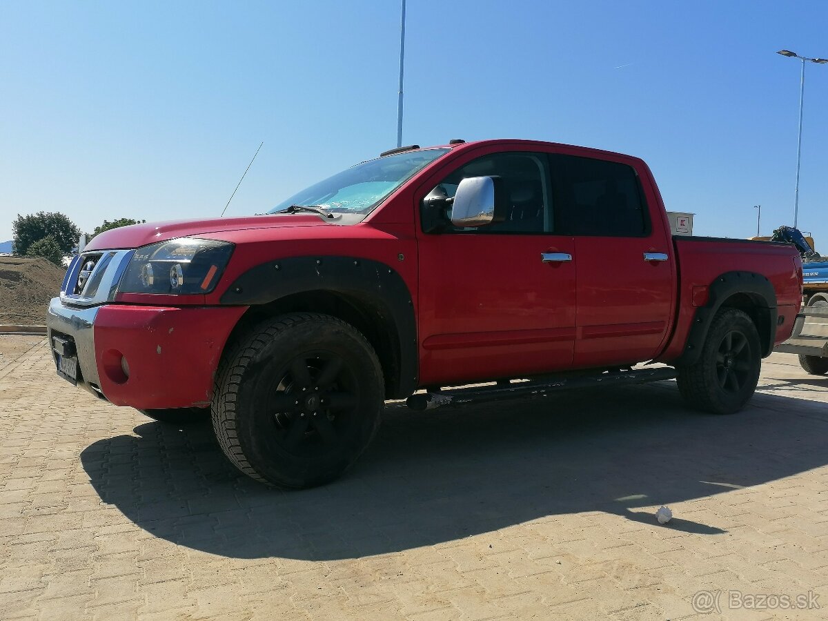 NISSAN TITAN V8 - 2