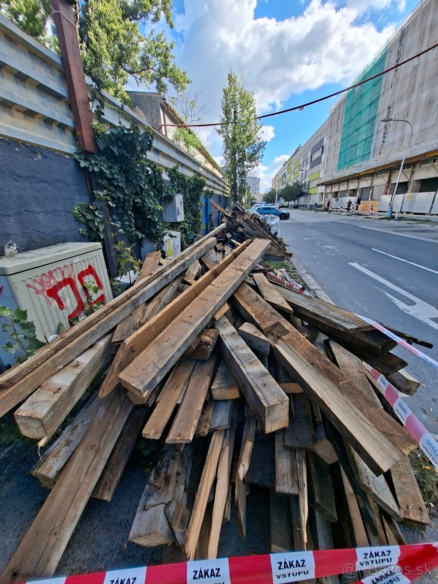 Darujem cca 1 kamión dreva z krovu za odvoz - 2