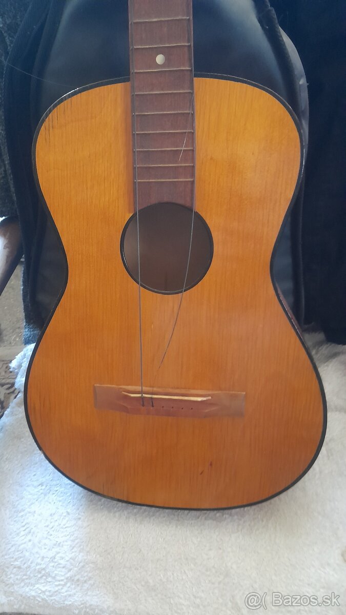 Stará gitara + púzdro 50eur - 2