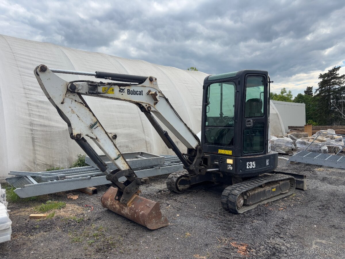 Pásové rypadlo / bagr / Bobcat E35, hmotnost 3.4 t - 2